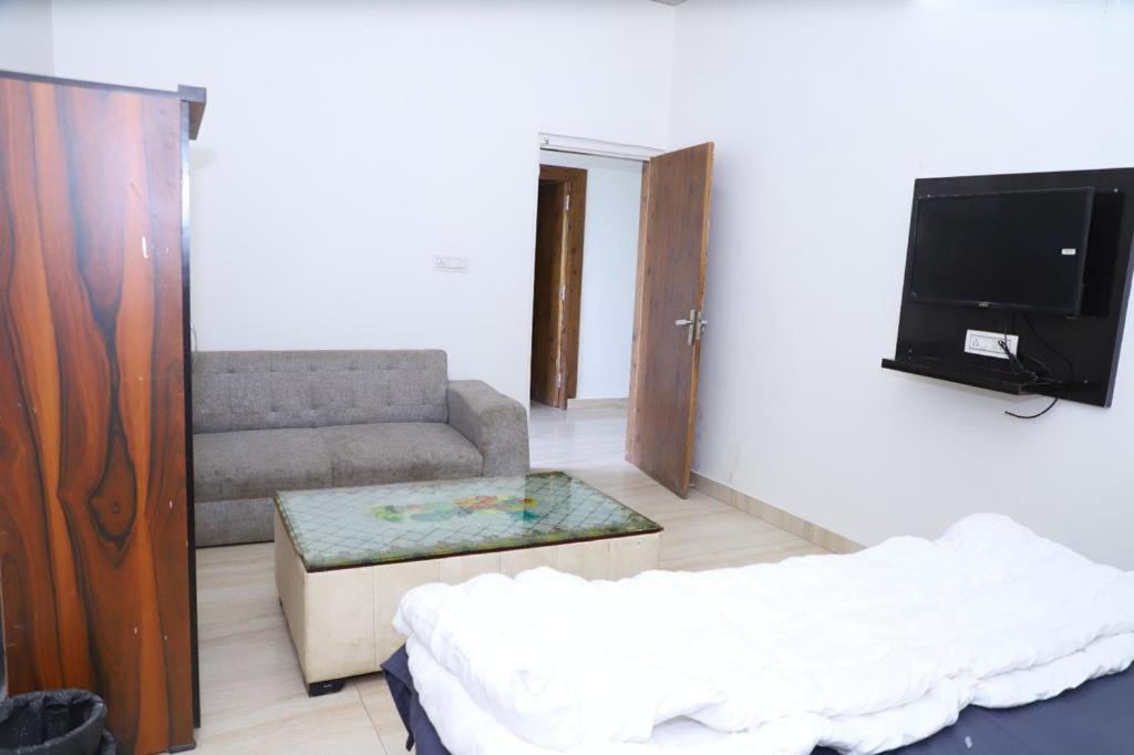 Hotel Aashirvad Faridabad Esterno foto
