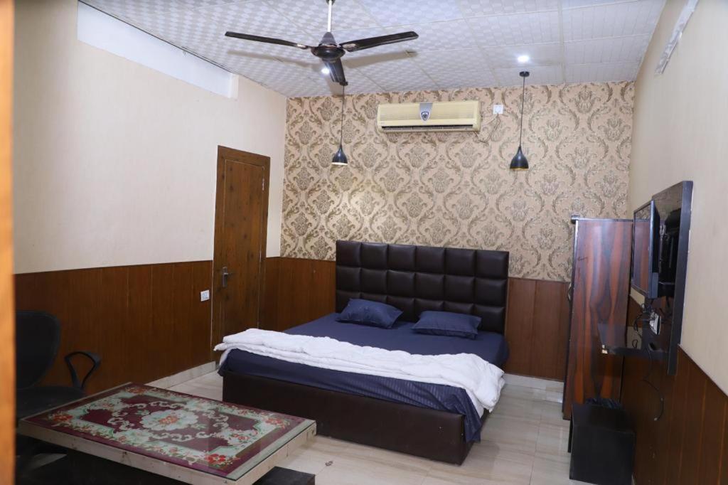 Hotel Aashirvad Faridabad Esterno foto
